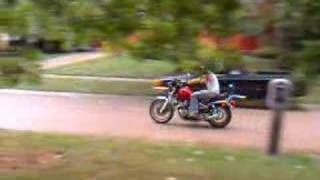 1982 yamaha maxim 750cc wheelie [upl. by Vacuva]