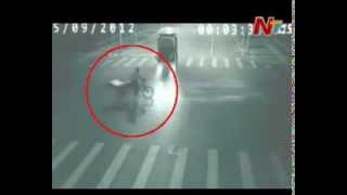 Watch Alien saves Rikshawala from Truck accident in China CCTV footage ap7am [upl. by Muscolo]