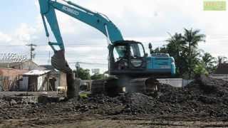 Excavator Kobelco SK200 Geospec Dredging Grading Materials [upl. by Maice237]