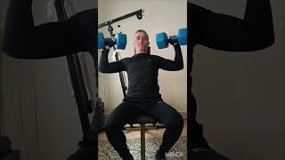 Evde spor yapanlar için bir çift dambıl ile omuz press hareketi Dumbell shoulder press 312 [upl. by Avert]