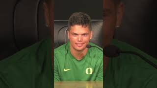 Oregons Dillon Gabriel interrupts reporters question to sing Morgan Wallen 🎶 football oregon [upl. by Jacquelynn]