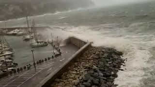 Meteo RAPALLO mareggiata devastante Cede la diga foranea [upl. by Abbey]