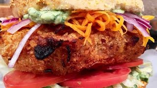 Hamburguesas de pollo crispy con zanahorias agridulces y mayonesa verde [upl. by Christin316]