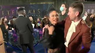 Makkari y Druig Lauren Ridloff y Barry Keoghan en la Premier de Eternals [upl. by Constantina]