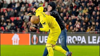 DE LOCOS  Un hincha del PSV agrede a Dmitrovic el arquero de Sevilla en la Europa League [upl. by Virgin]