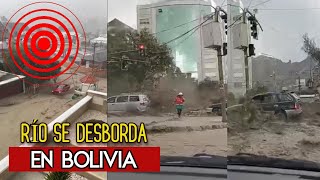 ¡Hace minutos en Bolivia Desborde de río arrastra vehículos y personas por inundación en La Paz [upl. by Latihs]