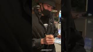 sweet fancam collection Neo 侯明昊 20181101 at the airport Beijing departure｜signing autographs [upl. by Shermy]