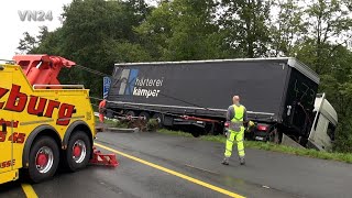 04092024  VN24  LKW rutscht in einen Wald  Neuer Abschleppwagen das erste mal in Gebrauch [upl. by Aman]