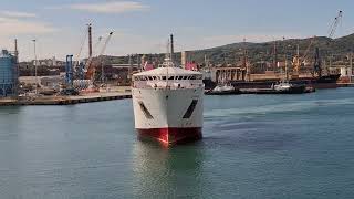 Nave Toremar in manovra al porto di Piombino [upl. by Montague]