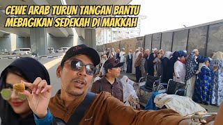 LUAR BIASA  CEWE ARAB DI MAKKAH BANTU MEMBAGIKAN SEDEKAH [upl. by Lashoh658]