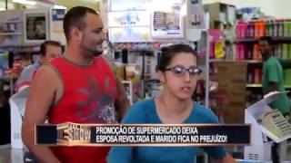 Promoção ousada vira quebra pau entre casais no supermercado [upl. by Annhej]