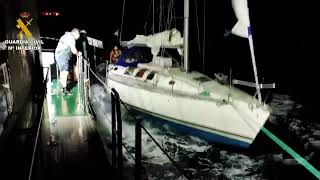 Rescate de cuatro tripulantes de un velero francés a la deriva en la Isla de Tabarca [upl. by Moberg281]