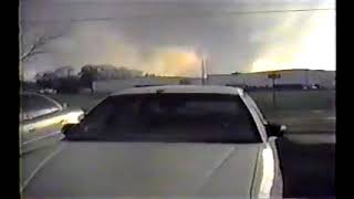 F3 Tornado hits a house in Caruthersville Missouri April 2 2006 [upl. by Niwroc81]