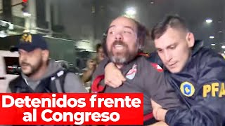 DISTURBIOS POR LA LEY BASES represión gases lacrimógenos y detenidos frente al Congreso [upl. by Millford]