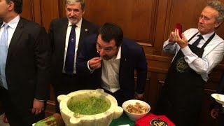 Salvini fa la scarpetta con il pesto alla Camera [upl. by Amaj]