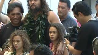 Why is AQUAMAN Jason Momoa crying with his children [upl. by Cyma]