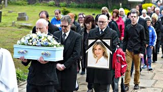 Oggi Al funerale di Lorella Cuccarini centinaia di persone hanno versato lacrime di tristezza [upl. by Follansbee60]