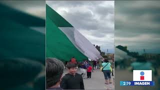 Captan el momento en el que varias personas ayudan a cargar la bandera del Zócalo capitalino [upl. by Remmos]