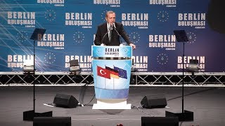 Berliner Türken umjubeln Erdogan im Tempodrom [upl. by Amuh]