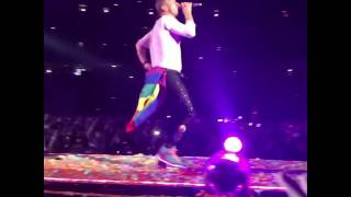 Coldplays Chris Martin trades LOVE flag for Rainbow Flag at Spore concert [upl. by Evangeline139]