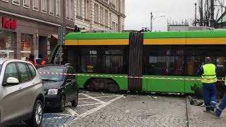 Wykolejenie tramwaju w Poznaniu źródło poznanpl [upl. by Millhon534]