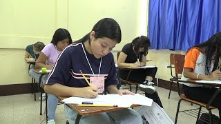 Bachilleres realizan prueba para estudiar medicina en UNANManagua [upl. by Eerak]