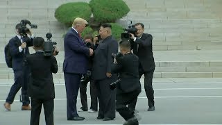 Trump se torna o 1º presidente dos EUA a pisar na Coreia do Norte [upl. by Ennovad]