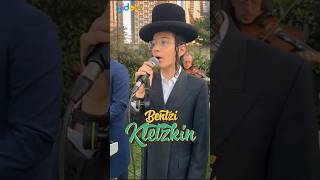 בנצי במיטיבו בחופה יוקרתית Bentzi Sings graciously at a Chuppah [upl. by Kammerer247]