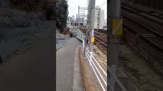 【迷惑行為・バカッター】線路を走り駅員から逃走する男 [upl. by Enenej]