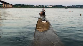 逛湖南株洲建宁大桥下面 本地市民坐成一排钓钓鱼 中年闰土拿着叉子 China zhuzhou city jianning bridge [upl. by Niboc]