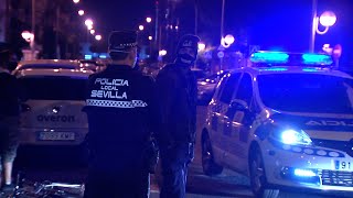 Policía Local de Sevilla multa a joven por saltarse el toque de queda [upl. by Valenka]