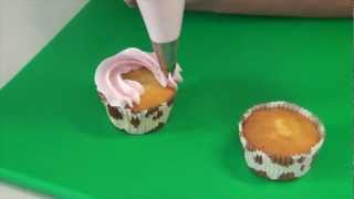 Cupcakes maken en versieren 2  Toeven spuiten [upl. by Marabel108]