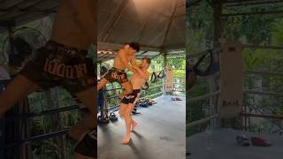 Muaythai clinching technique to defend against aggressive knee fighters [upl. by Ano583]