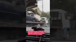 REBOQUE É VISTO LEVANDO CARROS EMPILHADOS E SOLTOS NO RIO DE JANEIRO [upl. by Dnalyk]