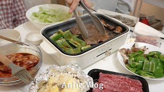 情侶Vlog 💕 省時DIY草莓鬆餅  在家吃香噴噴烤肉  BRUNO電烤盤料理 │ 安J的台北生活 [upl. by Atiuqihc]