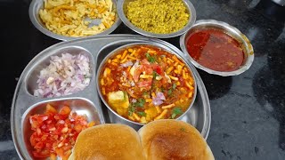 Matki Misal Pav  महाराष्ट्रातील प्रसिद्ध आणि चविष्ट मिसळ पाव रेसिपीज [upl. by Schlesinger]