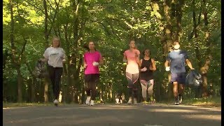 Umweltfreundlicher Trendsport „Plogging“ Braunschweiger Jogger helfen der Umwelt beim Workout [upl. by Damales]