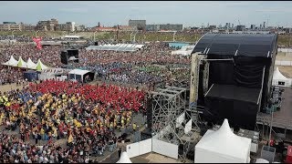 2000 DRUMMERS ON THE BEACH  FOUR HORIZONS CONCERT VIDEO [upl. by Eidnahs]