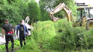 VIDEO Une voiture repêchée dans la Sèvre à Echiré [upl. by Prissy]