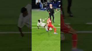 VINICIUS JR RECIBE UNA FALTA Y ANCELOTTI REACCIONA DESDE EL BANQUILLO football shorts [upl. by Anaihk]