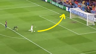 Fernando Torres Open Goal MISS vs Barcelona [upl. by Naejamron]