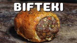 BIFTEKI BRÖTCHEN vom GRILL  GRIECHISCHER SNACK mit FETA  KNUSPRIG und LECKER  BBQVideo  0815BBQ [upl. by Liban]