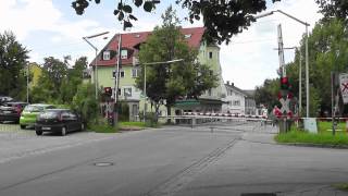 Bahnübergang quotLindenstraßequot Bad Aibling  signalabhängiger BÜ mit Vollschranken [upl. by Arni]