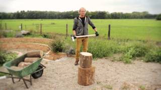 Hout kloven met een kloofbijl  Tuinieren met Hendrik Jan de tuinman [upl. by Lasyrc]