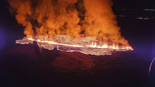 Leruzione in Islanda regala uno spettacolo mozzafiato le immagini surreali da Grindavik [upl. by Akemhs]