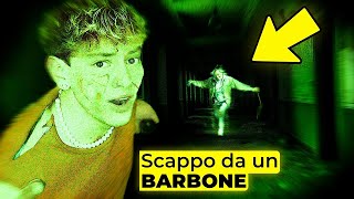 Scappo da un BARBONE in un OSPEDALE ABBANDONATO di Notte [upl. by Aliuqaj963]