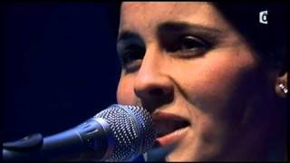 Souad Massi  Hakda Wela Ktar live [upl. by Aleakim971]