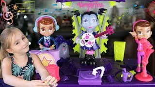 VAMPIRINA devient chanteuse de ROCK grâce à son VAN TRANSFORMABLE [upl. by Elnar]