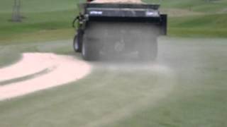 Topdresser Turfco Mete R Matic UTM 60 Light Dressing pískování greenu [upl. by Dnalel]