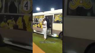 Miguel Tejada llega al estadio Cibao en una GUAGUA [upl. by Gadmon]